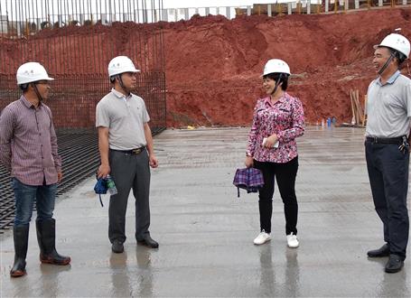 韋桂華、周善學(xué)到龍嶺大道三期項(xiàng)目調(diào)研