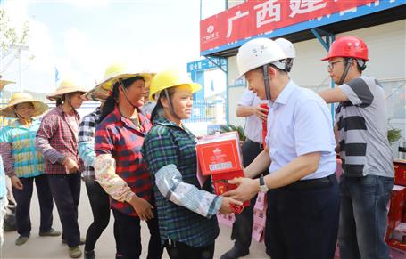 集團公司黨委委員、副總經(jīng)理侯立林到公司施工一線送清涼