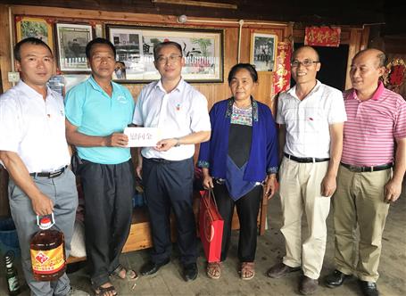 一公司烏杠屯項(xiàng)目部走訪(fǎng)慰問(wèn)貧困戶(hù)