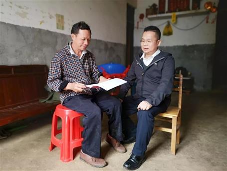 覃振華帶隊開展精準(zhǔn)幫扶“一戶一冊一卡”入戶活動