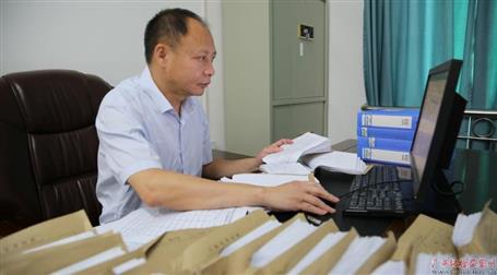 初心不改　本色不褪——記廣西勤廉榜樣、河池市紀(jì)委副書記、監(jiān)委副主任黃振林