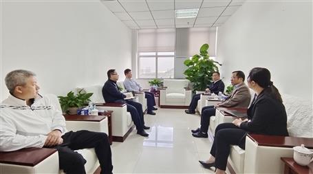 覃振華與柳北區(qū)委書(shū)記劉俊舉行工作會(huì)談