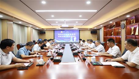 覃振華與鹿寨縣委副書記、縣長(zhǎng)楊毅舉行工作會(huì)談