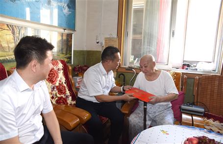 覃振華、賴海標(biāo)國(guó)慶節(jié)前慰問(wèn)離休老干部