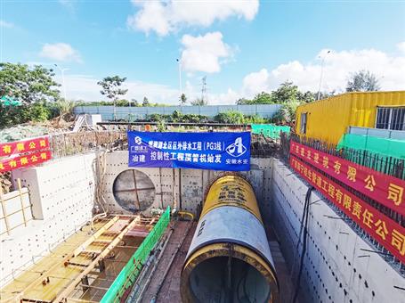 冶建第三分公司?？谑许?xiàng)目重95噸超徑頂管機(jī)精準(zhǔn)定位