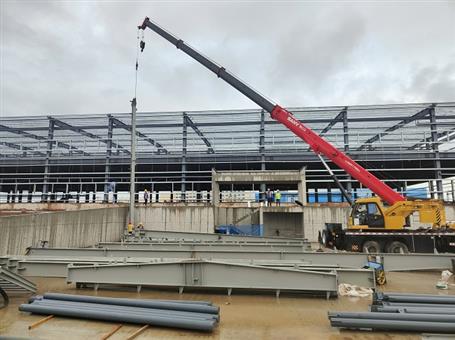 【奮戰(zhàn)三季度 打贏攻堅戰(zhàn)】冶建第四分公司內(nèi)蒙古項目2#冷庫鋼結(jié)構(gòu)首吊成功！